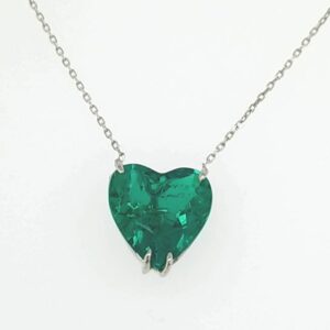 4.62ct. Vintage  platinum Pendant in green emerald heart shape